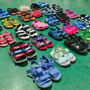 Zapatos sandalias de punta abierta para niños usados ​​